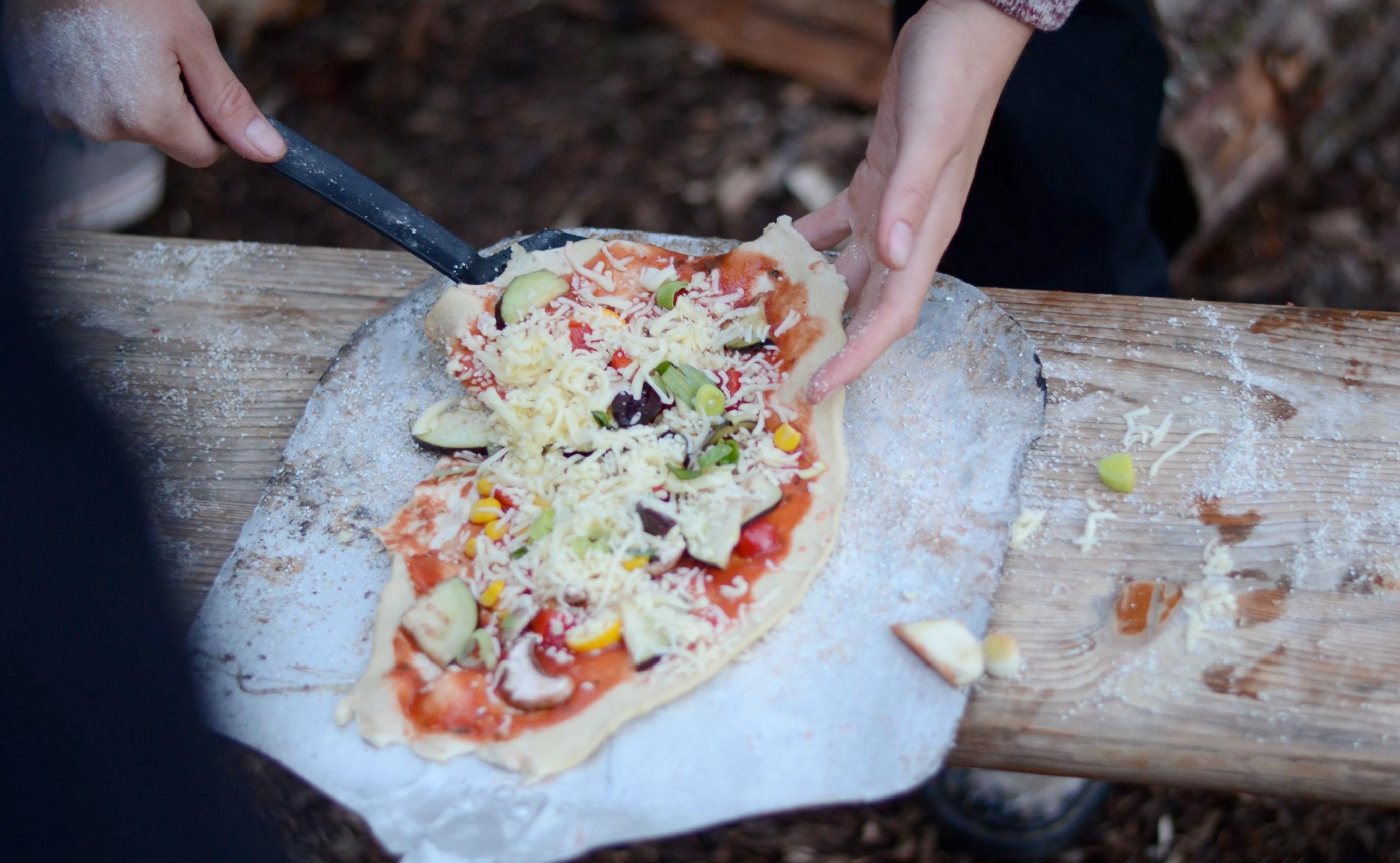 Hausgemachte Pizza mit Gemüsezubereitung im Freien