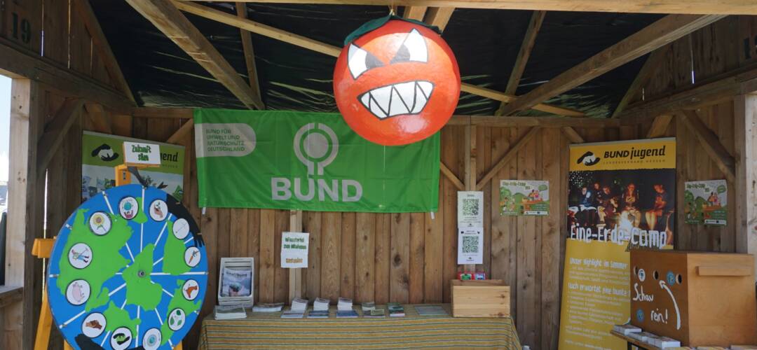 BUNDjugend Stand mit Glücksrad, Tomate aus Pappe und Infomaterial.