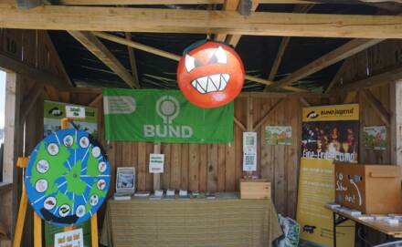 BUNDjugend Stand mit Glücksrad, Tomate aus Pappe und Infomaterial.