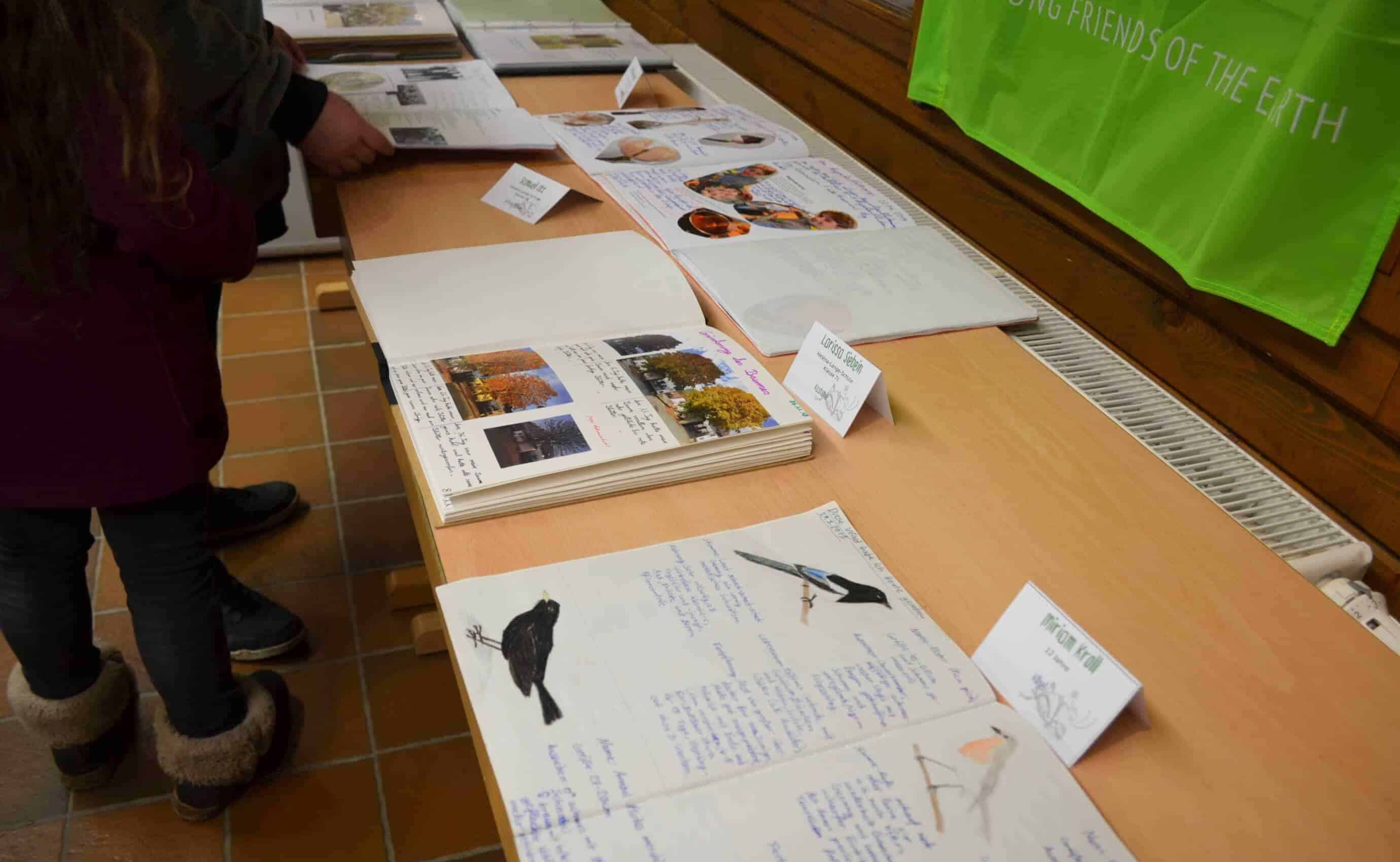 Ausstellung mit Bildern und Notizen von Vögeln.