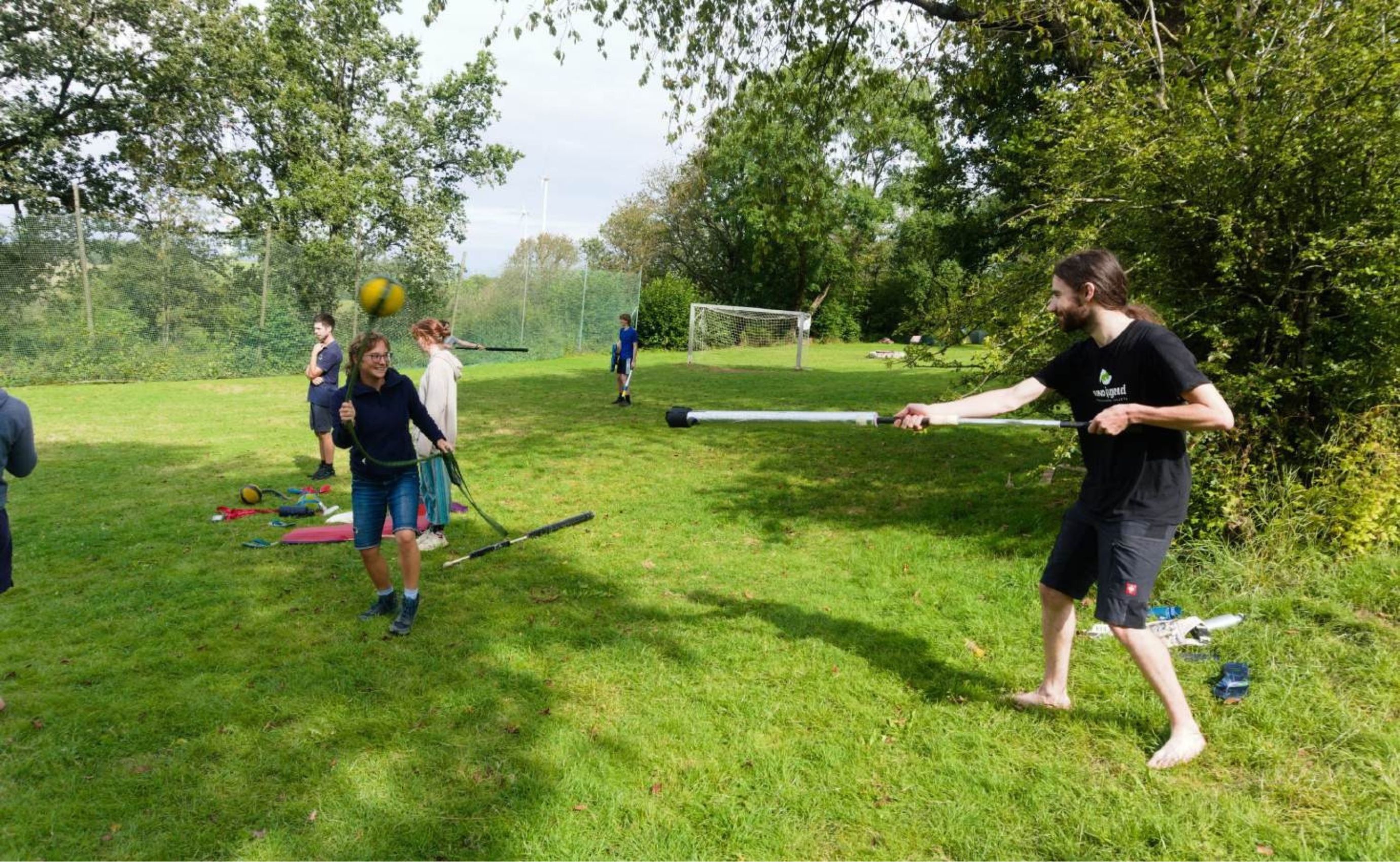 Personen spielen mit Geräten im Sommer.