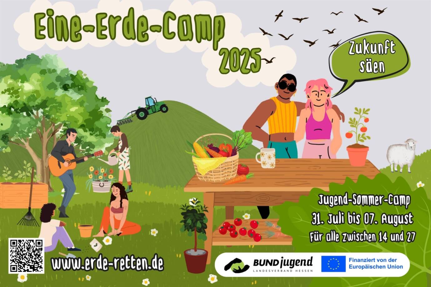 Aktive Menschen auf dem Eine-Erde-Camp 2025. Zwei stehen hinter einem Tisch und sagen "Zukunft Säen"