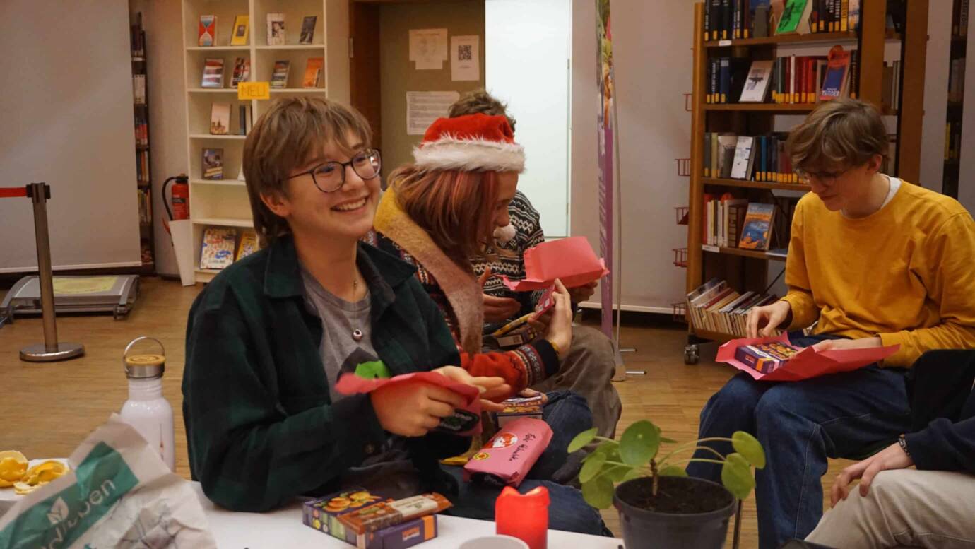 Menschen essen und unterhalten sich bei der BUNDjugend Weihnachtsfeier.