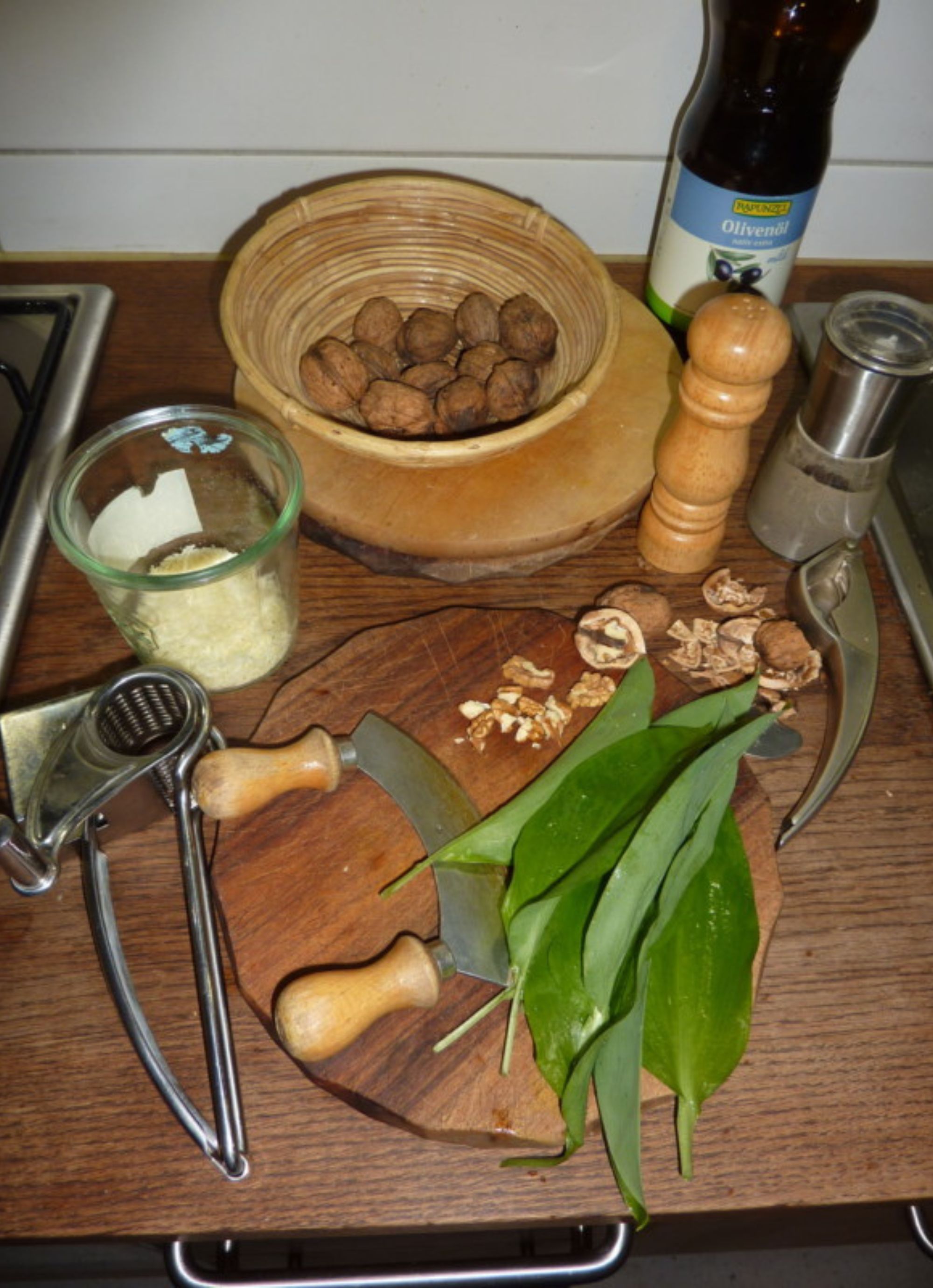 Zutaten für Bärlauchpesto auf Holzbrett