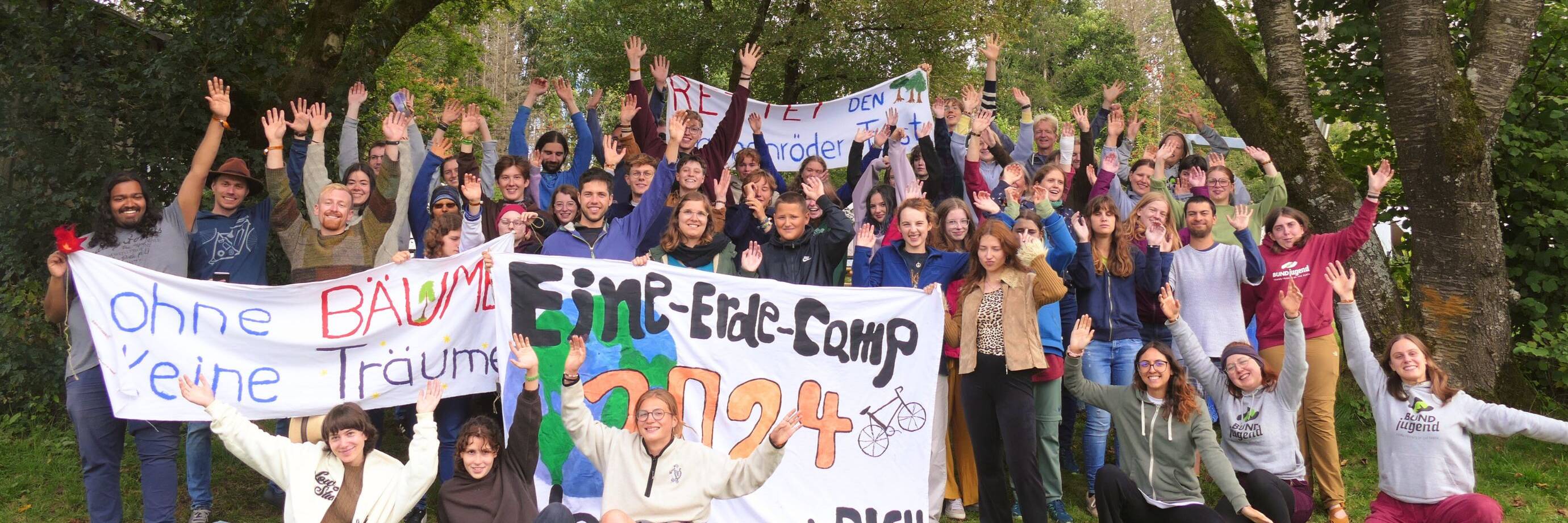 Gruppe von Menschen mit Bannern in der Natur.