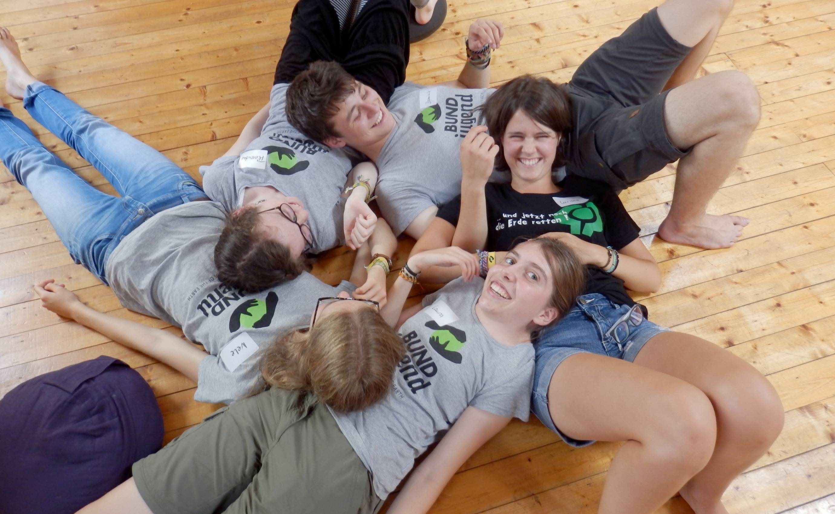 Gruppe von Menschen am Tisch mit Lebensmitteln und Spielen.