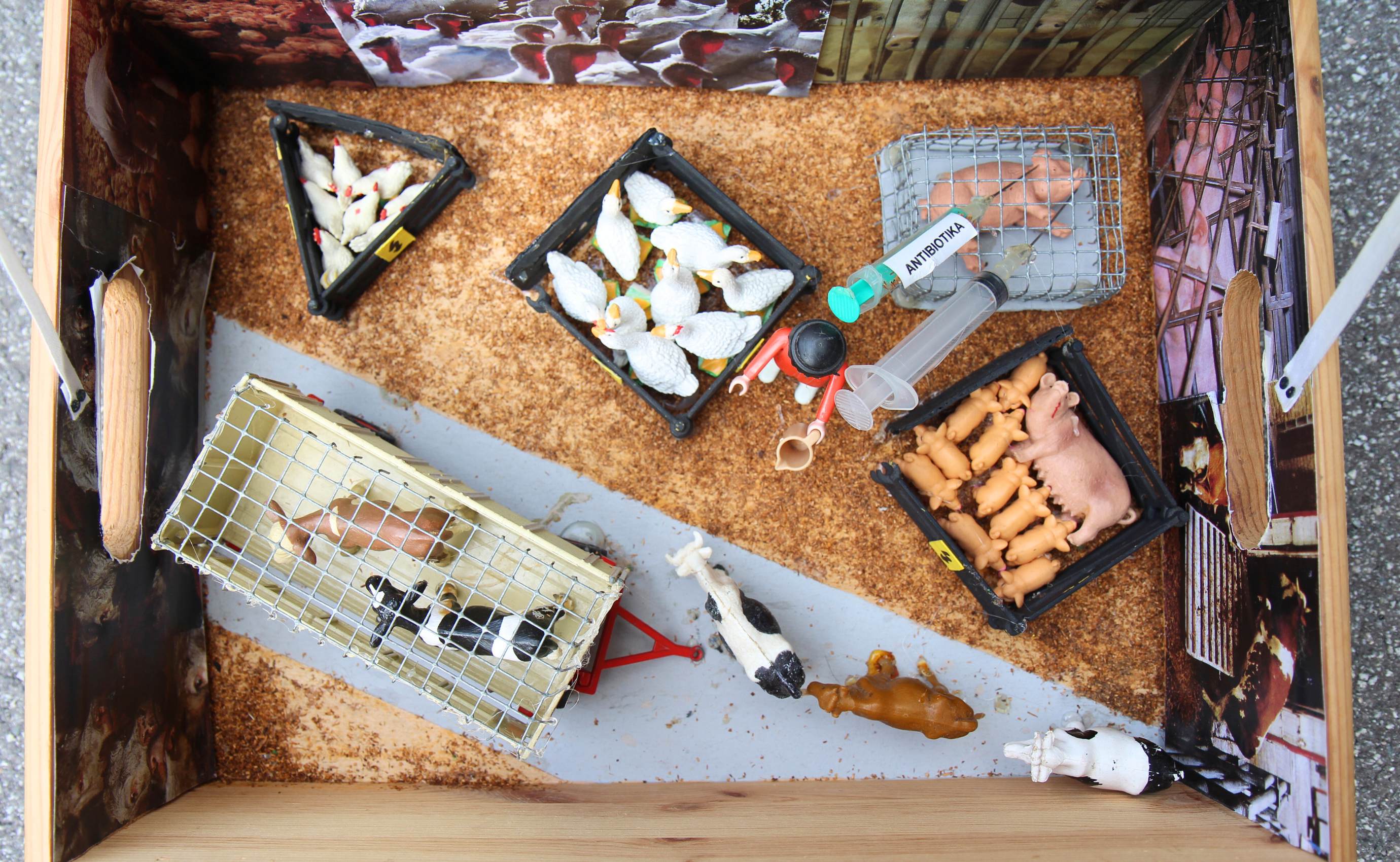 Miniatur-Tierszene von Massentierhaltung.