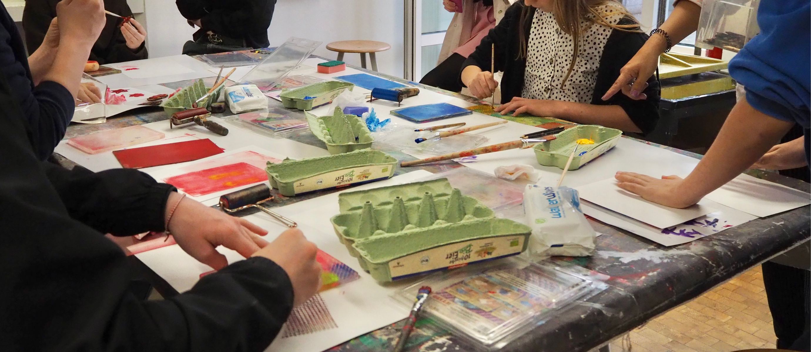 Kunstworkshop mit Menschen beim Malen und Basteln.