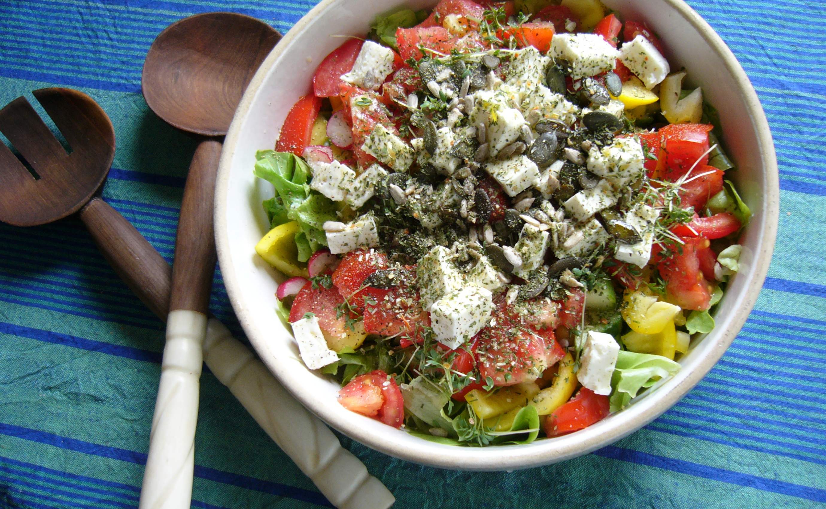 Bunter Salat mit Feta und Samen