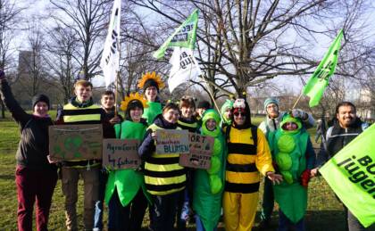 Gruppenbild von Menschen in Kostümen.
