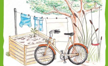 Fahrrad neben Komposthaufen und Wäscheleine im Garten.