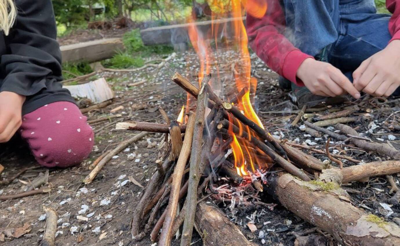 Kinder am Lagerfeuer im Freien
