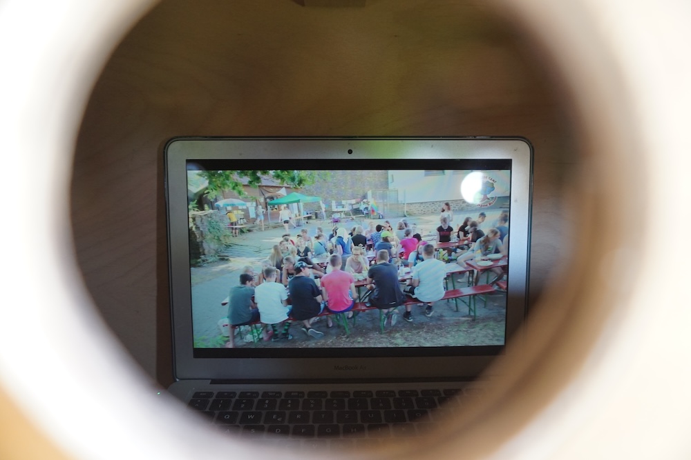Laptop zeigt Outdoor-Treffen auf Bildschirm