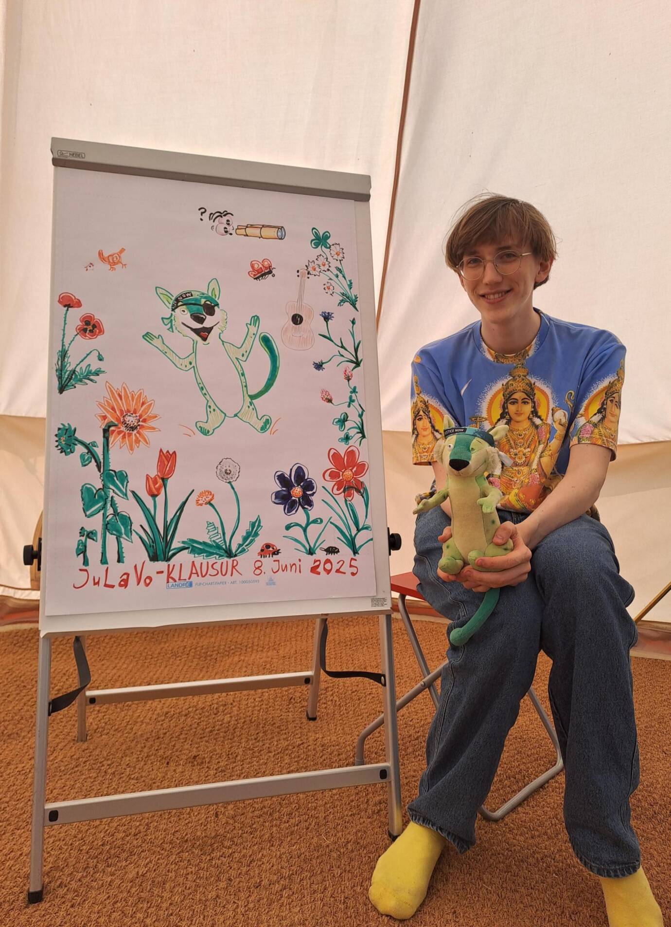 Person neben kreativem Flipchart mit Zeichnungen.