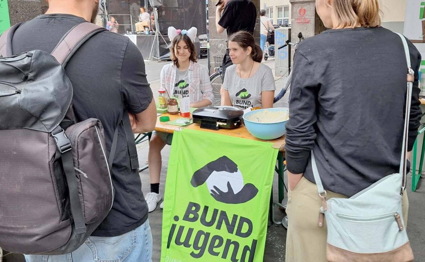 Jugendliche bei einer Veranstaltung am Infostand.