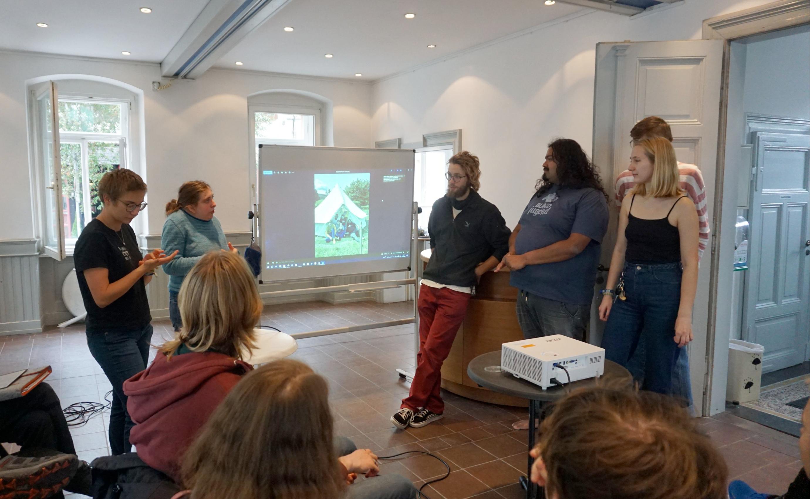 Gruppe von Leuten bei einer Präsentation in einem Raum.