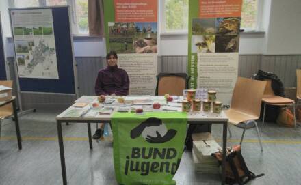 BUND-Jugend-Infostand mit Broschüren und Äpfeln.