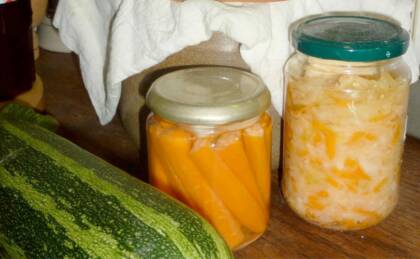 Eingelegtes Gemüse in Gläsern und Zucchini.