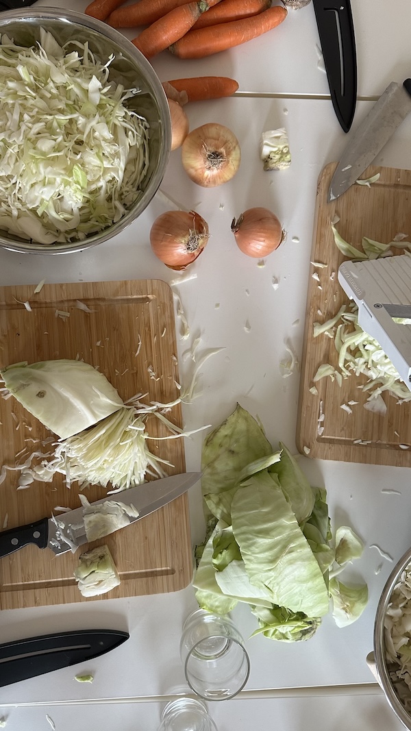 Geschnittenes Gemüse auf Schneidebrettern mit Messern.