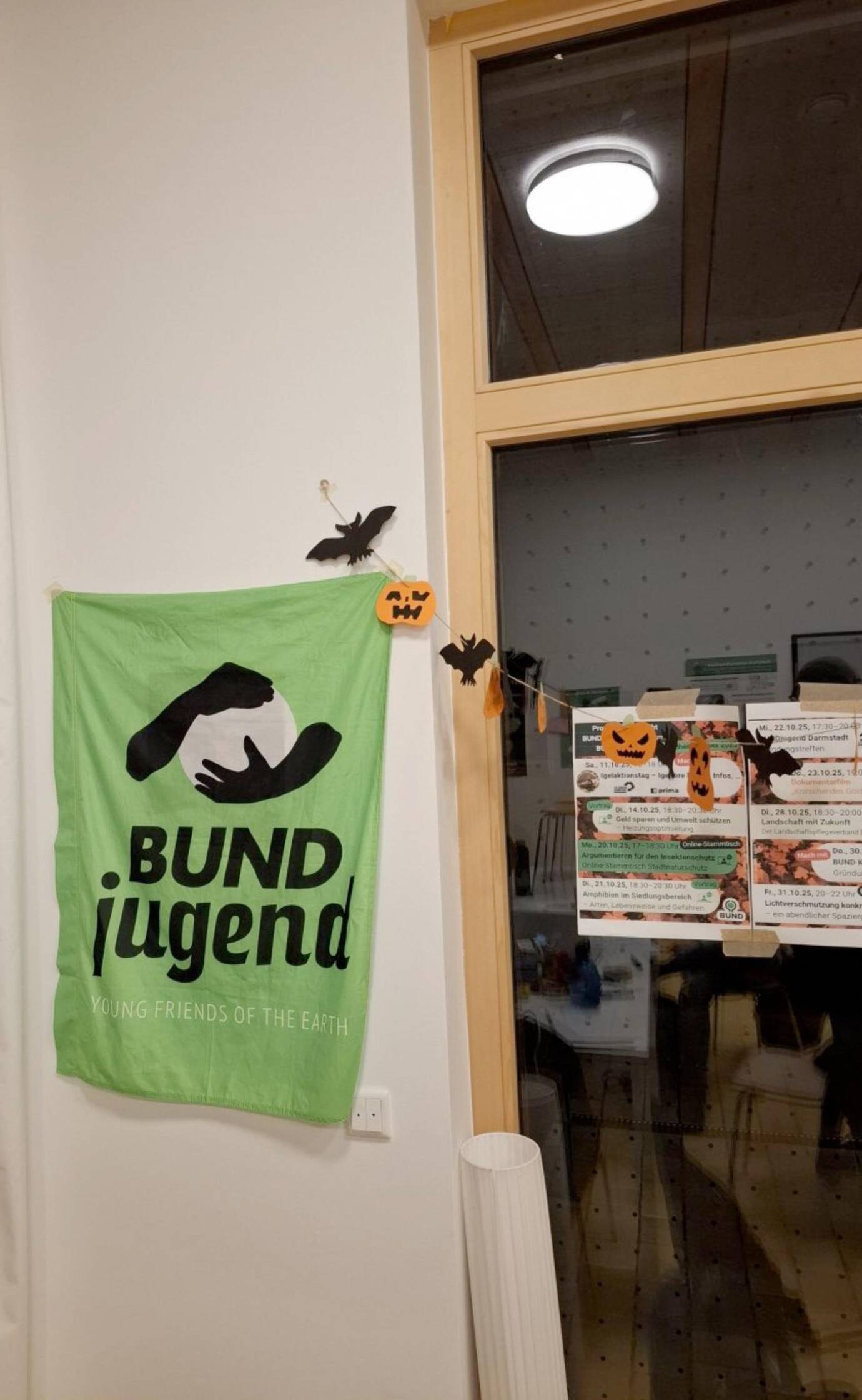 Halloween-Dekorationen neben grünem bundjugend flagge