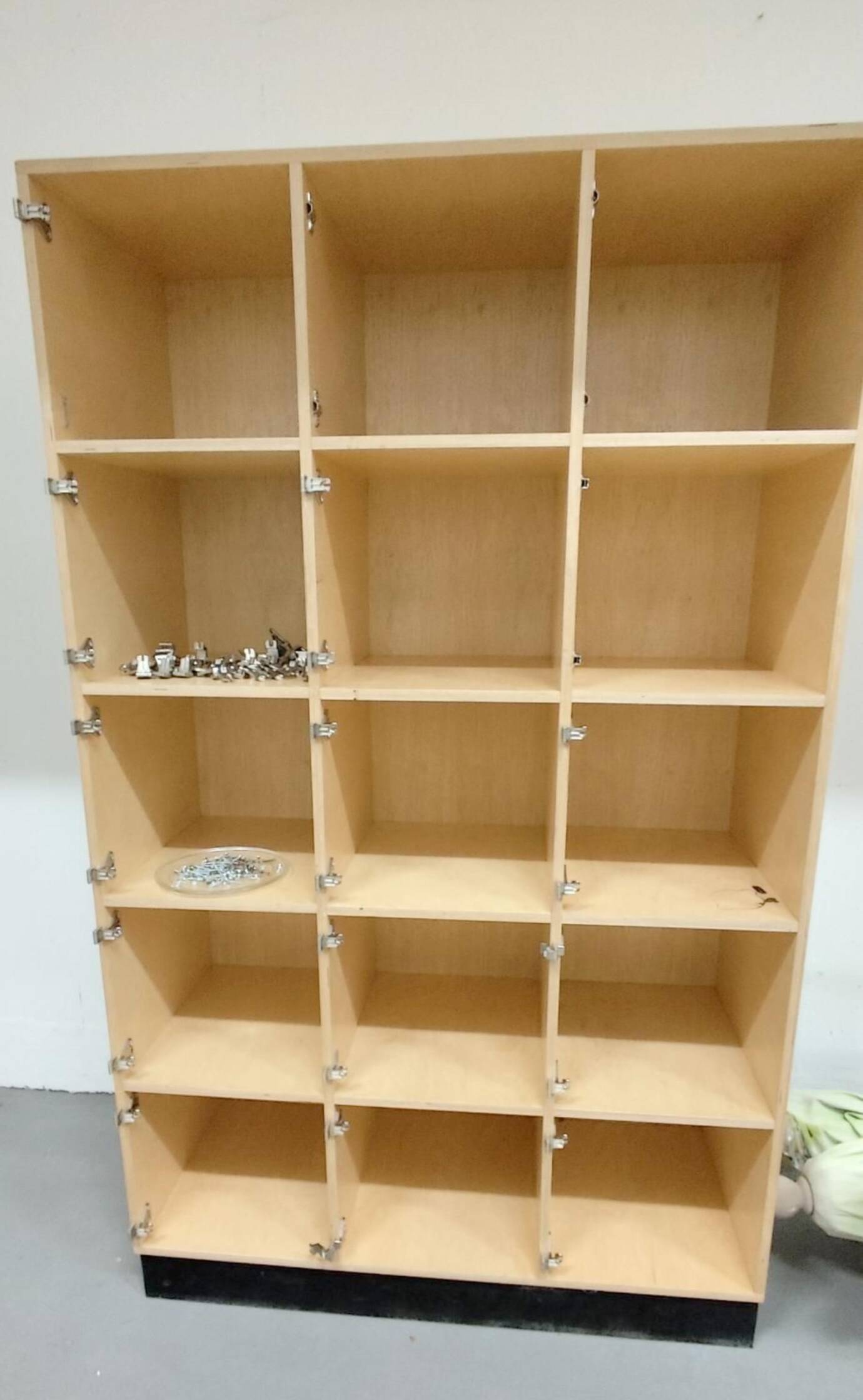 Leeres Regal mit Holzfächern