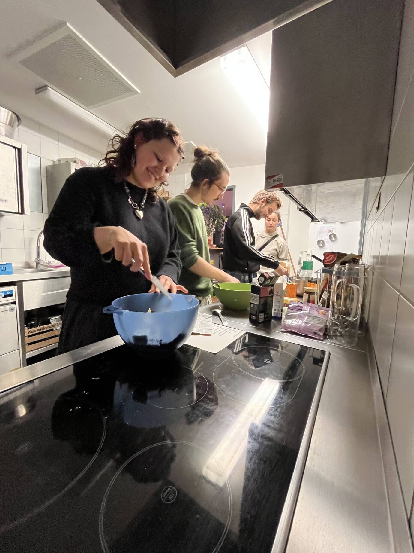 Ein Gruppe an Menschen bereitet Plätzchen vor