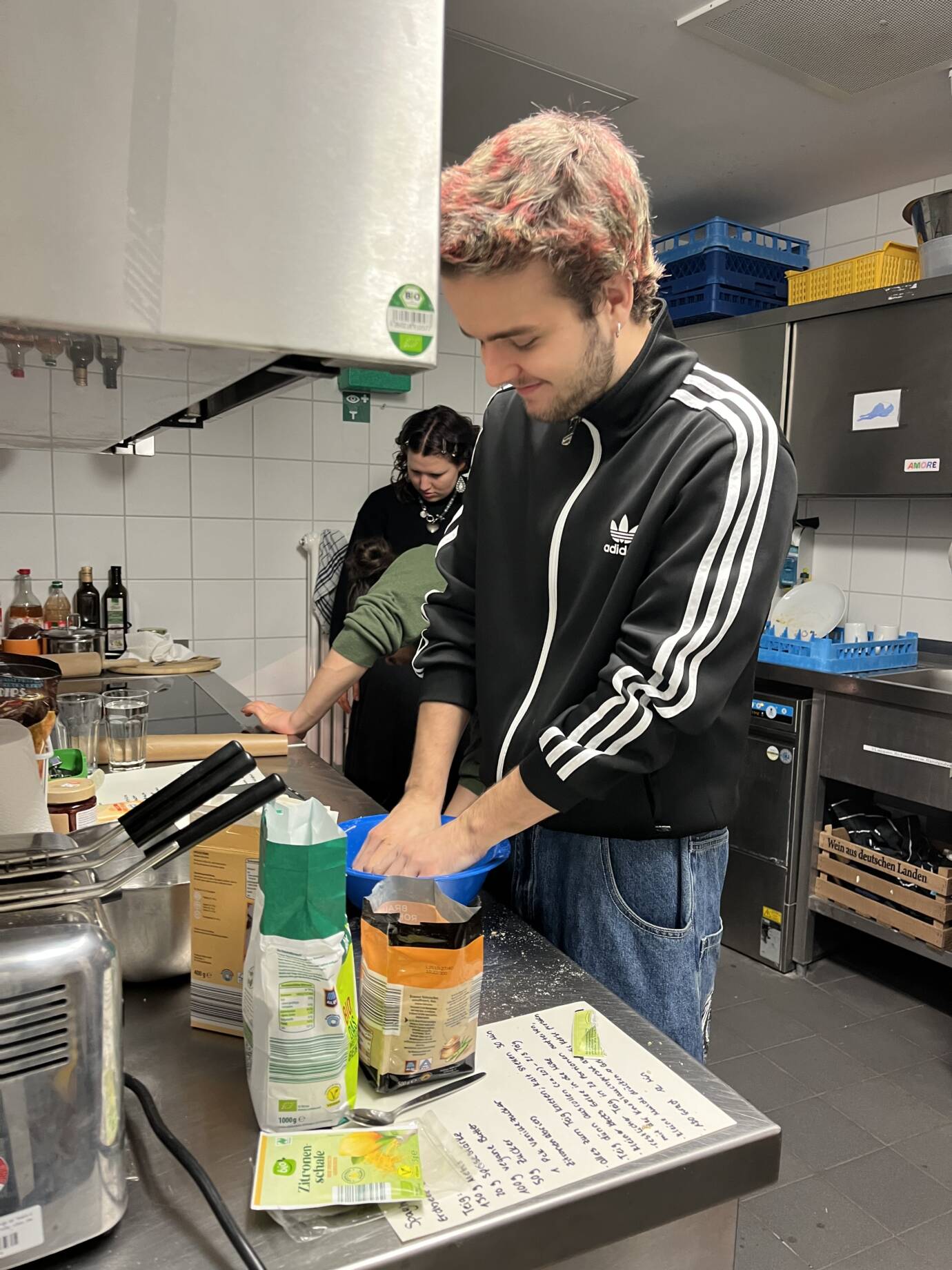 Eine Gruppe an Menschen bereitet Plätzchen vor.