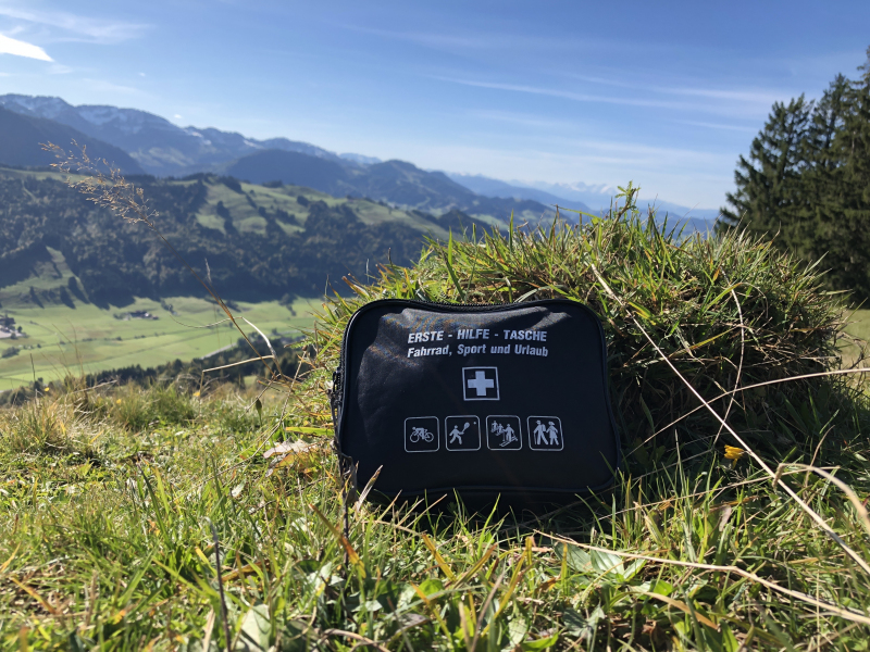 Erste-Hilfe-Tasche in alpiner Landschaft