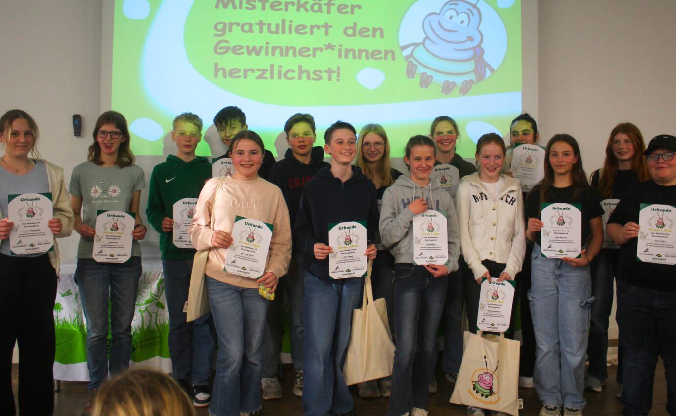 Schüler mit Urkunden bei Preisverleihung