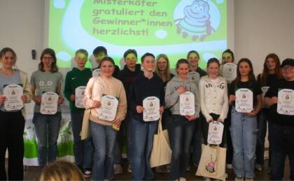 Schüler mit Urkunden bei Preisverleihung
